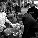 DSCN1454-2004  Juttas suppenküche für obdachlose - ostersonntag 11. april 2004 seit vielen jahren - jeden 2. sonntag 15 uhr am dom forum - for homeless only : streetlife, cologne-photo, die-wege