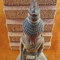 20180505 181126  buddha-figur aus Bali 1980 in der hand liegend sehr kleine buddha-figur - hintergrund holzstufen wie gefunden - das besondere der kleinen buddha-figur: ACHTSAMKEIT, trotz vieler umzüge ging sie nur 1x verloren, habe nicht gesaugt, bis ich sie fand
