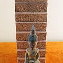 20180505 181440  buddha-figur aus Bali 1980 in der hand liegend sehr kleine buddha-figur - hintergrund holzstufen wie gefunden - das besondere der kleinen buddha-figur: ACHTSAMKEIT, trotz vieler umzüge ging sie nur 1x verloren, habe nicht gesaugt, bis ich sie fand