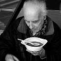 DSCN1469-2004  Juttas suppenküche für obdachlose - ostersonntag 11. april 2004 seit vielen jahren - jeden 2. sonntag 15 uhr am dom forum - for homeless only : streetlife, cologne-photo, die-wege