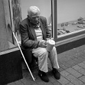 DSCN04-5852-streetlife  1artikel 2.2 " jeder hat das recht auf leben und körperliche unversehrtheit. " : photoprojekte, ICH-ag 2004, armes deutschland 2004