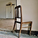 stuhl-altmark2004  gefunden im eingang, das 4. stuhlbein für die serie zusammengesetzt, zuletzt wieder demontiert : photoserie selftimer stuhl, altmark 2004